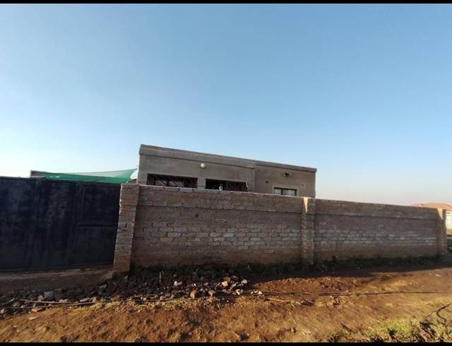 2 BEDROOM HOUSE FOR SALE IN LENASIA EXT 2